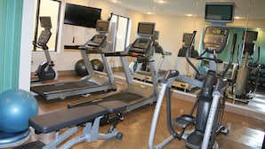 A gym with treadmills, stationary bikes, and exercise balls. - Holiday Inn Express & Suites Douglas by IHG (Douglas)