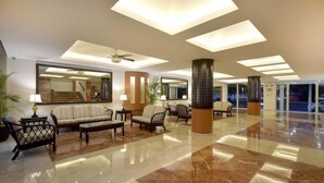 A spacious lobby with a high ceiling, polished marble floors, and modern furniture. - Hotel Bonampak (Cancun)