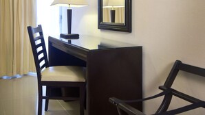 A hotel room with a desk, chair, lamp, and a mirror. - Hotel Bonampak (Cancun)