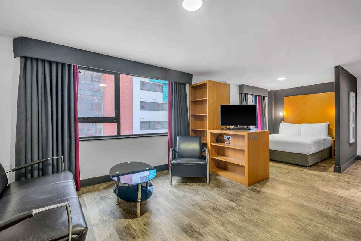 hypo-allergenic bedding, in-room safe, desk, laptop workspace