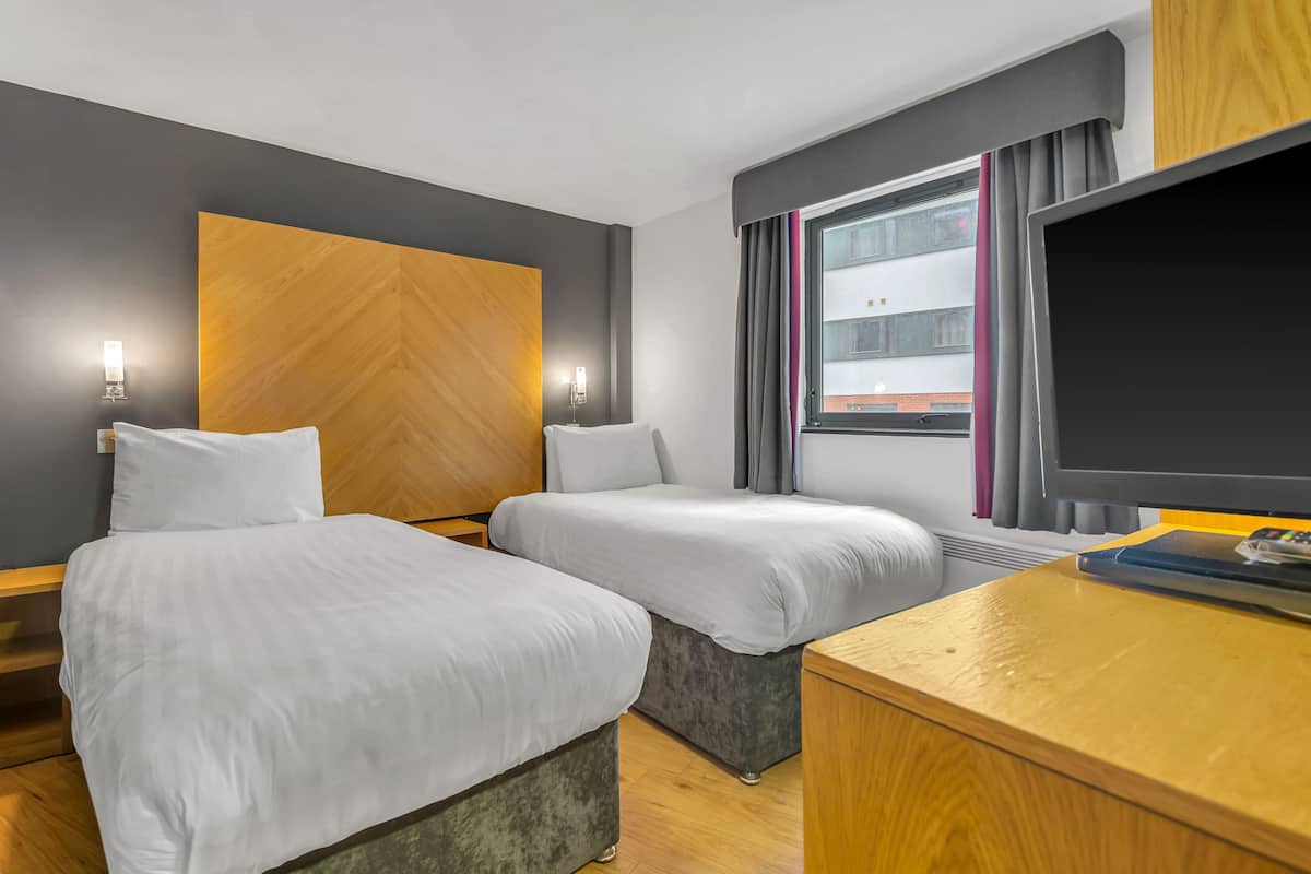 Twin Grande Studio | Hypo-allergenic bedding, in-room safe, desk, laptop workspace