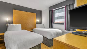 Twin Grande Studio | Hypo-allergenic bedding, in-room safe, desk, laptop workspace