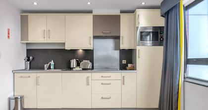 Roomzzz Leeds City West