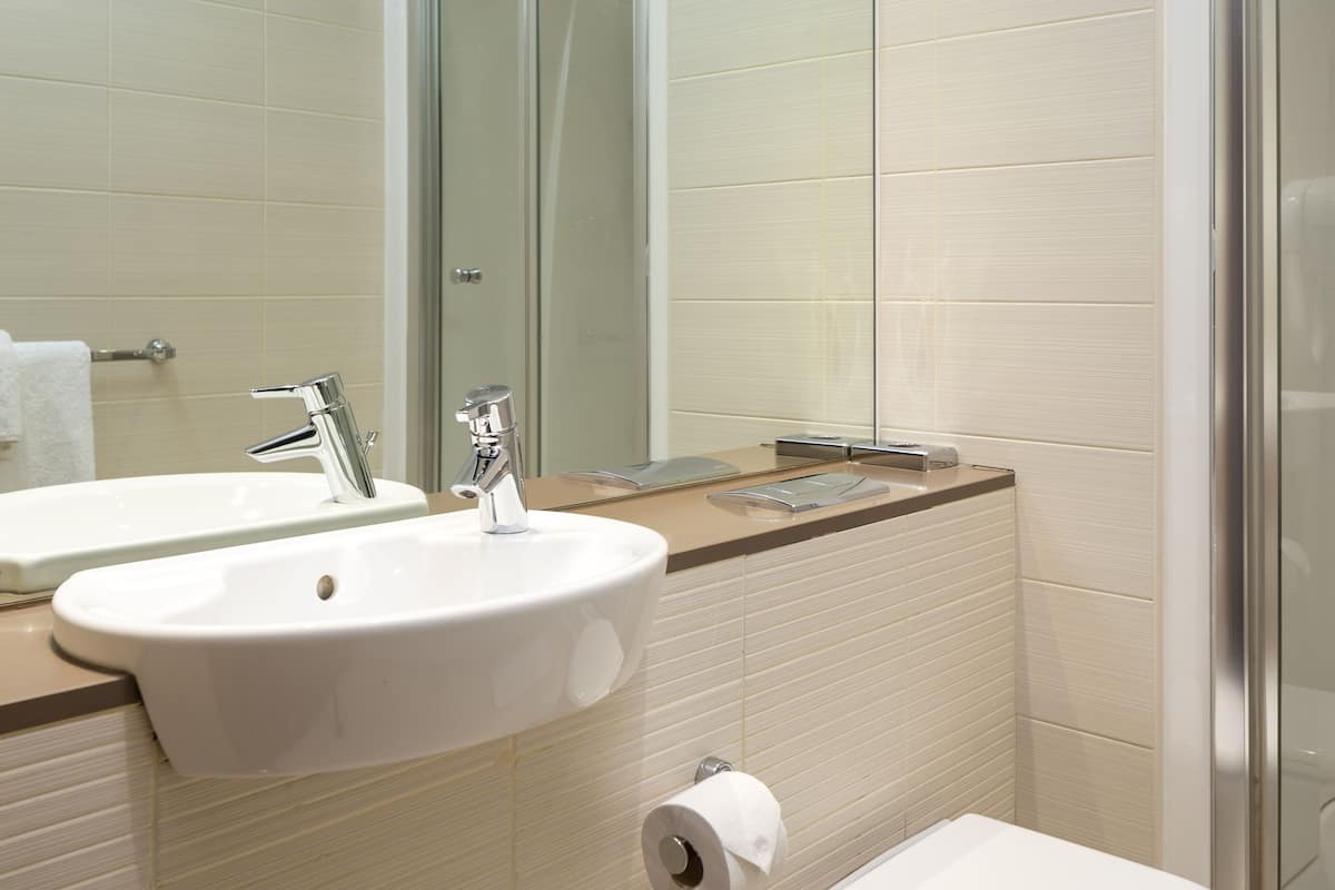 smart studio | bathroom | shower, free toiletries, hair dryer, towels