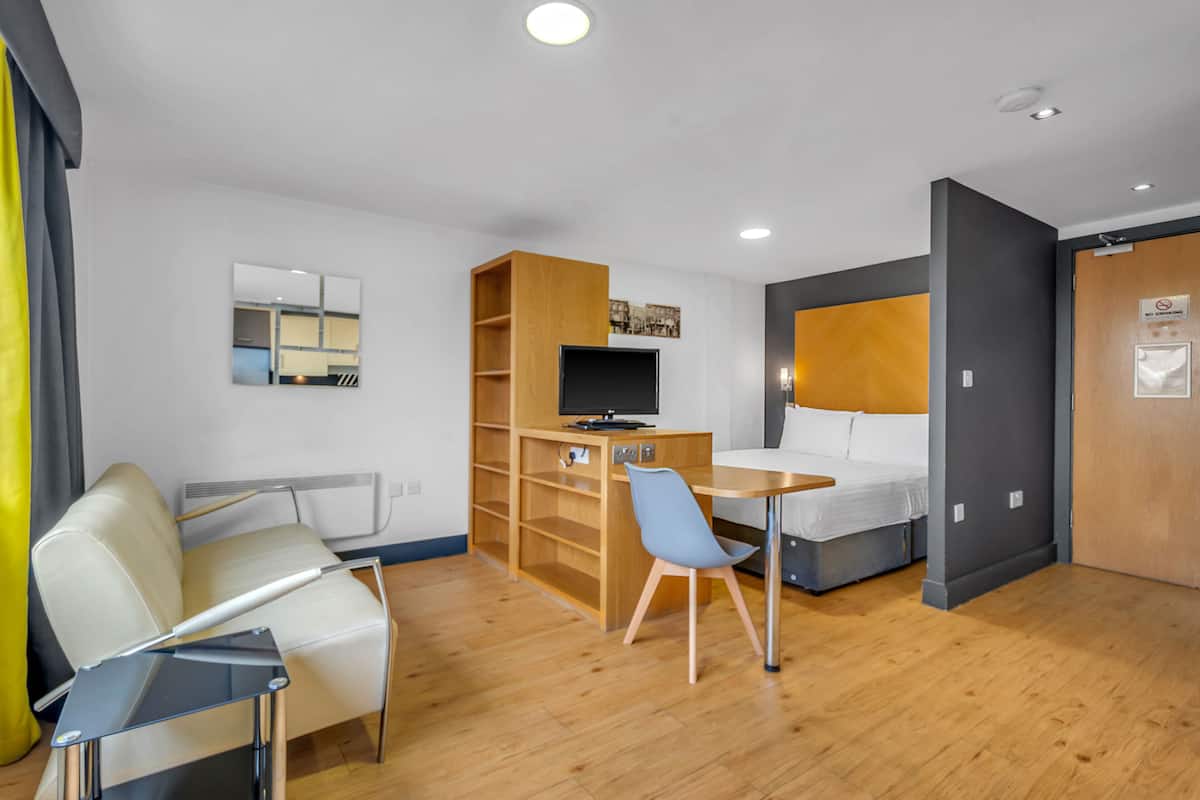 Smart Studio | Hypo-allergenic bedding, in-room safe, desk, laptop workspace