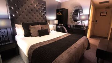 Habitación doble clásica | Caja de seguridad en la habitación, escritorio y cortinas blackout