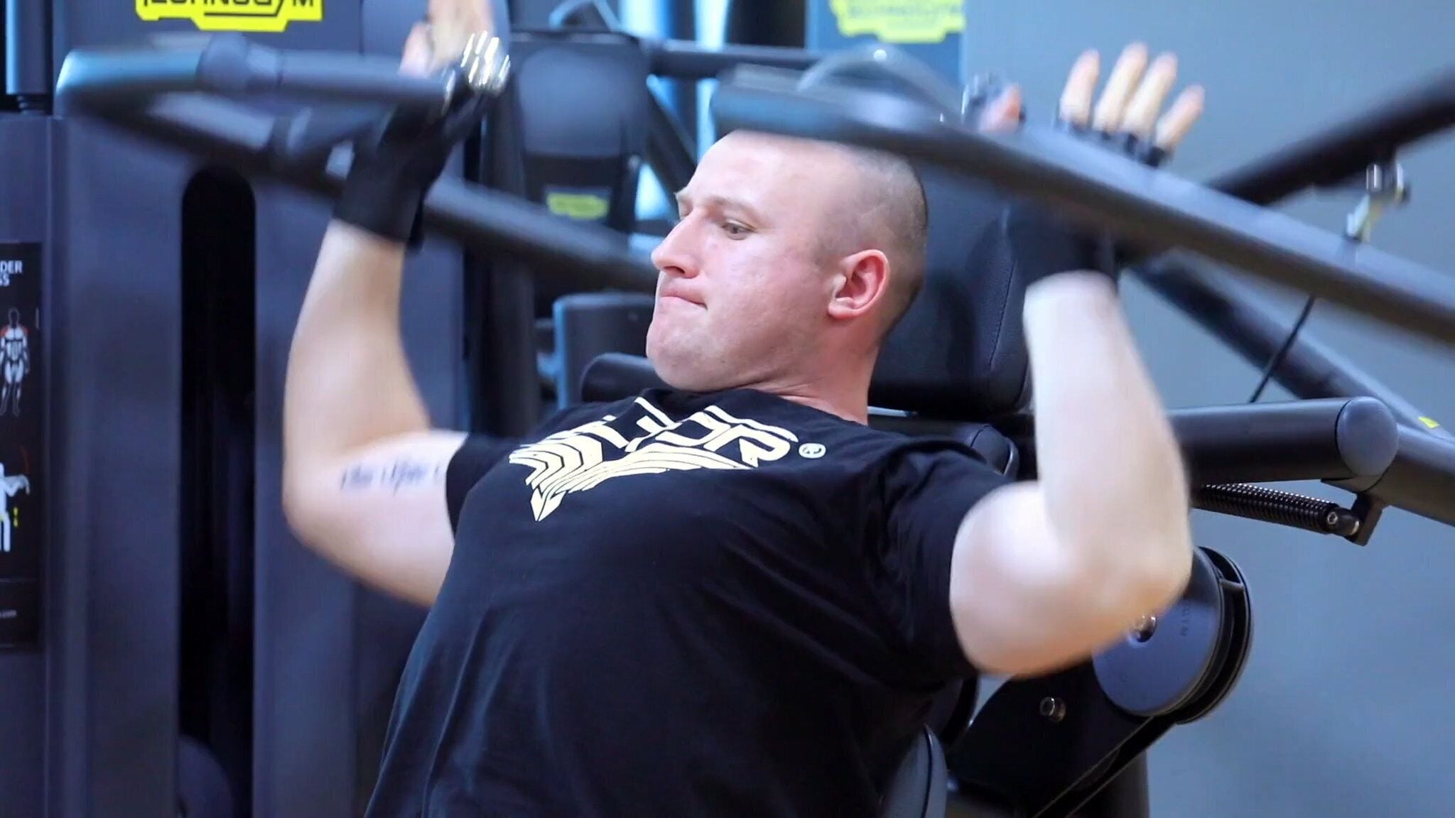 Une personne utilisant un appareil de musculation.