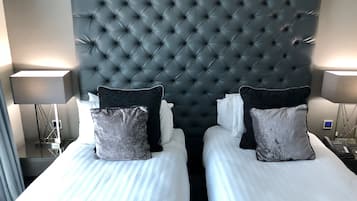 Superior Twin kamer | Een kluis op de kamer, een bureau, verduisterende gordijnen