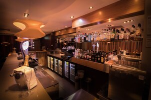 Breakfast, lunch, dinner served; British cuisine 