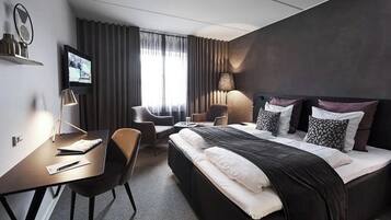 Superior Plus | Escritorio, espacio para trabajar con laptop y cortinas blackout