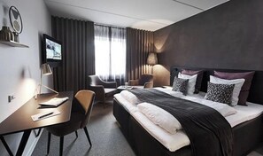 Superior Plus | Desk, laptop workspace, blackout drapes, iron/ironing board - Grand Hotel Struer (Struer)