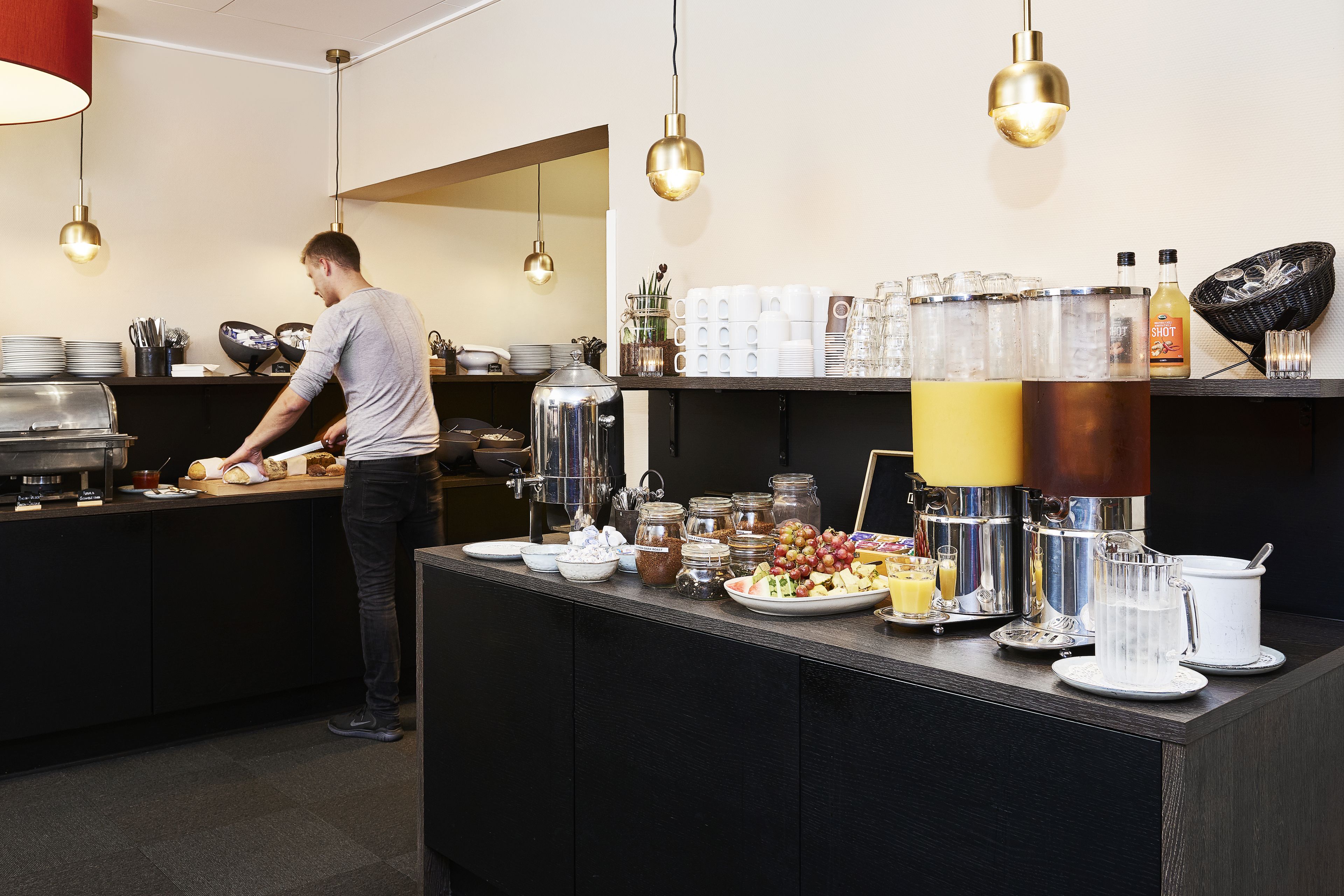 Una mesa de buffet con distintos alimentos y bebidas.