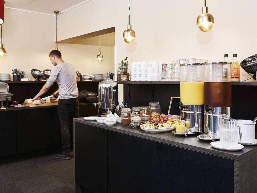 Una mesa de buffet con distintos alimentos y bebidas.