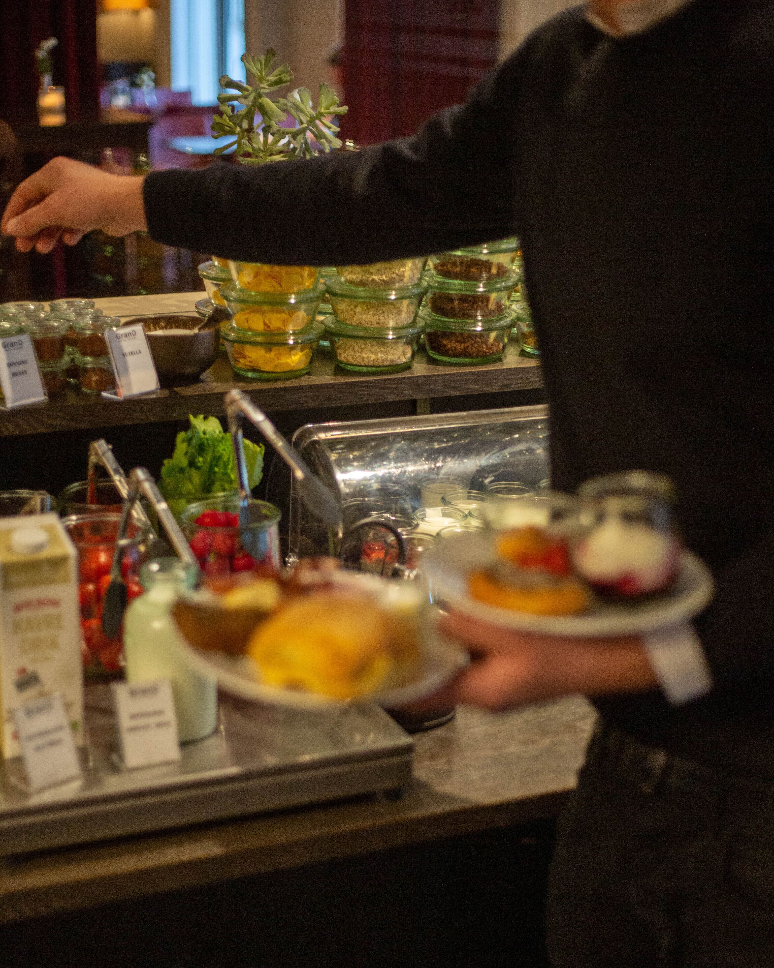 Een buffetopstelling met verschillende soorten eten en toevoegingen.