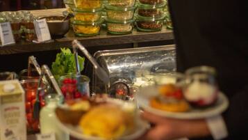 Een buffetopstelling met verschillende soorten eten en toevoegingen.