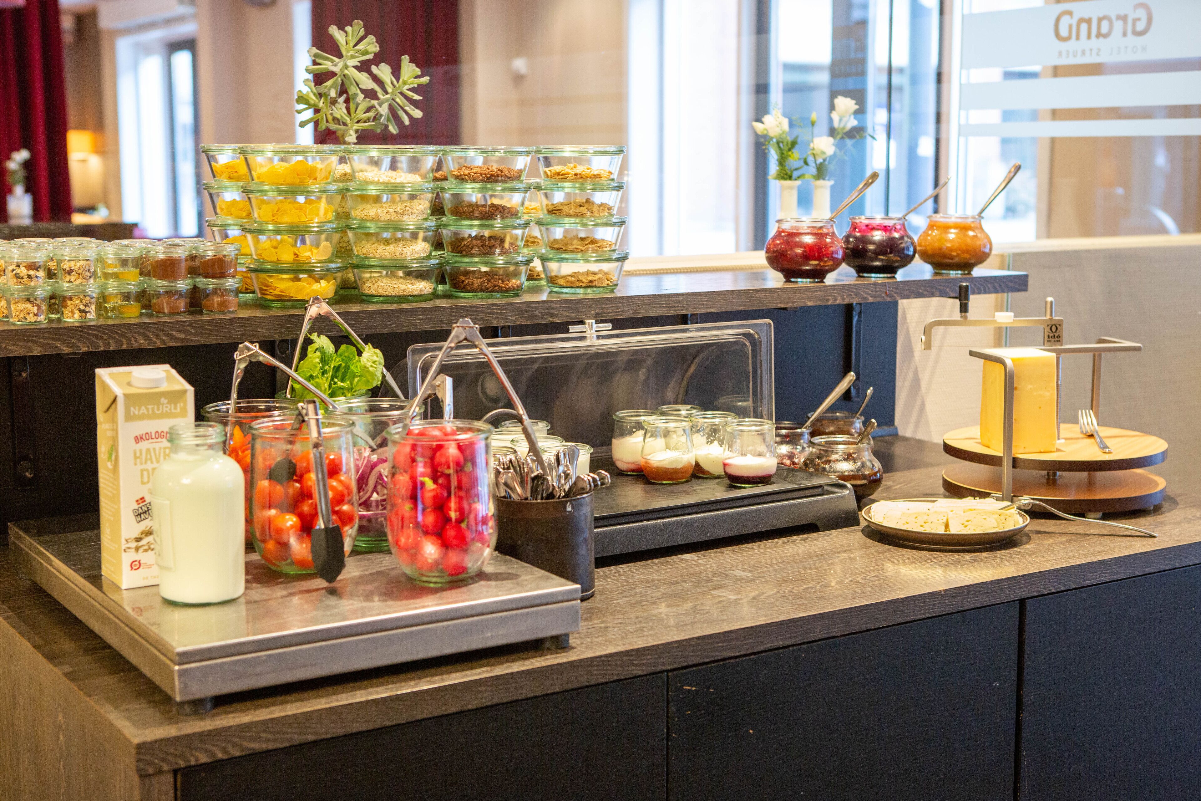 Un comptoir de buffet proposant divers plats et accompagnements.