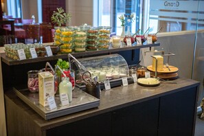 Free daily buffet breakfast - Grand Hotel Struer (Struer)