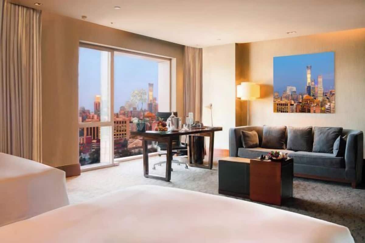 Premium bedding, free minibar items, in-room safe, desk