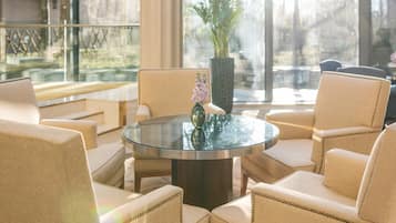 5 restaurants; breakfast, lunch, dinner, and brunch served