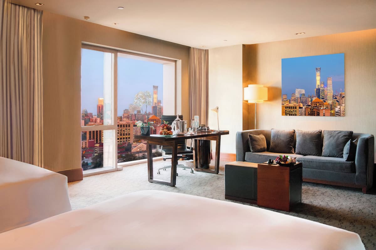 Premium bedding, free minibar items, in-room safe, desk