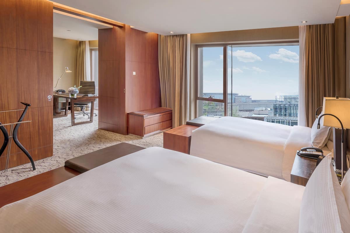 休閒套房, 2 張單人床 (Regent Club) | 高級寢具、迷你吧贈品、房內夾萬、書桌