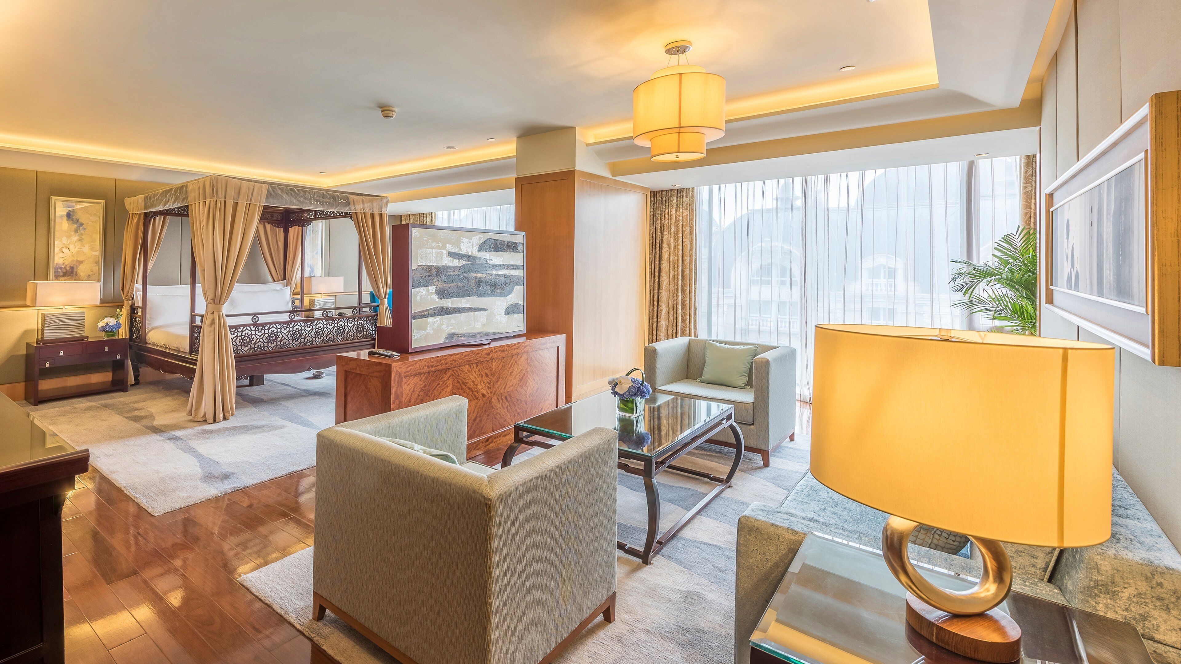 高档床上用品、免费迷你吧物品、客房内保险箱、办公桌