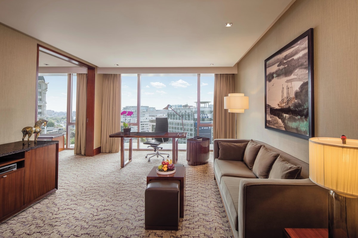 Club Suite, 1 King Bed (Regent Club) | Premium bedding, minibar (some free items), in-room safe, desk