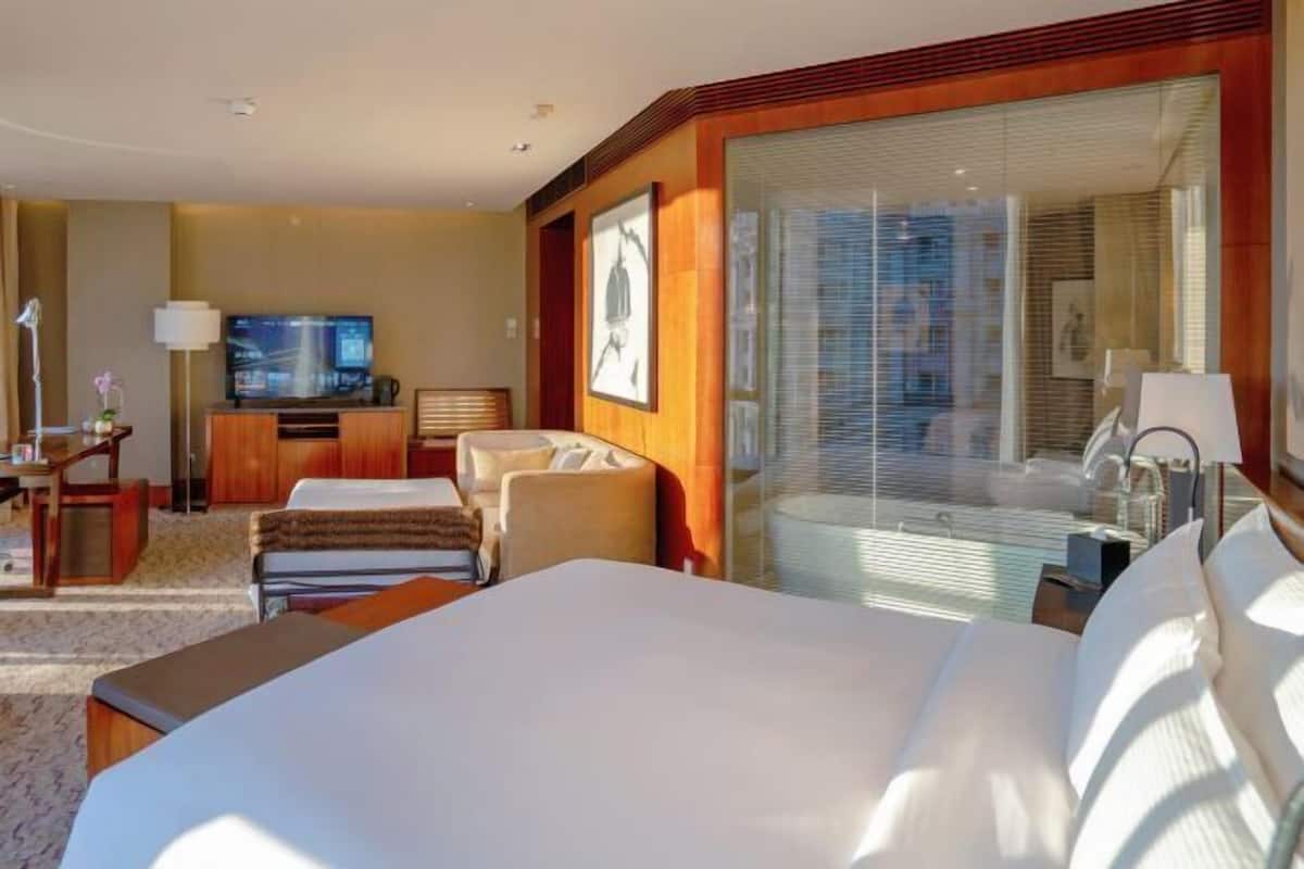 Premium bedding, free minibar items, in-room safe, desk