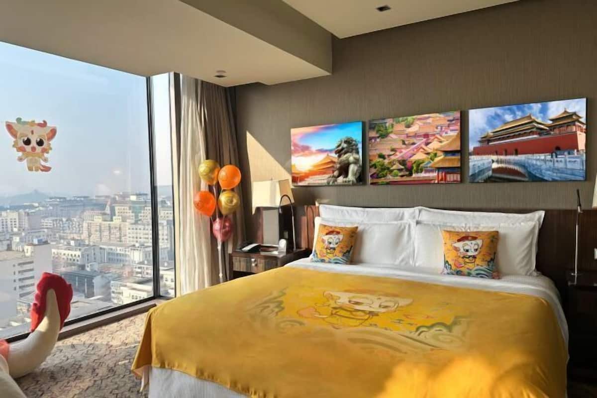 Premium bedding, free minibar items, in-room safe, desk