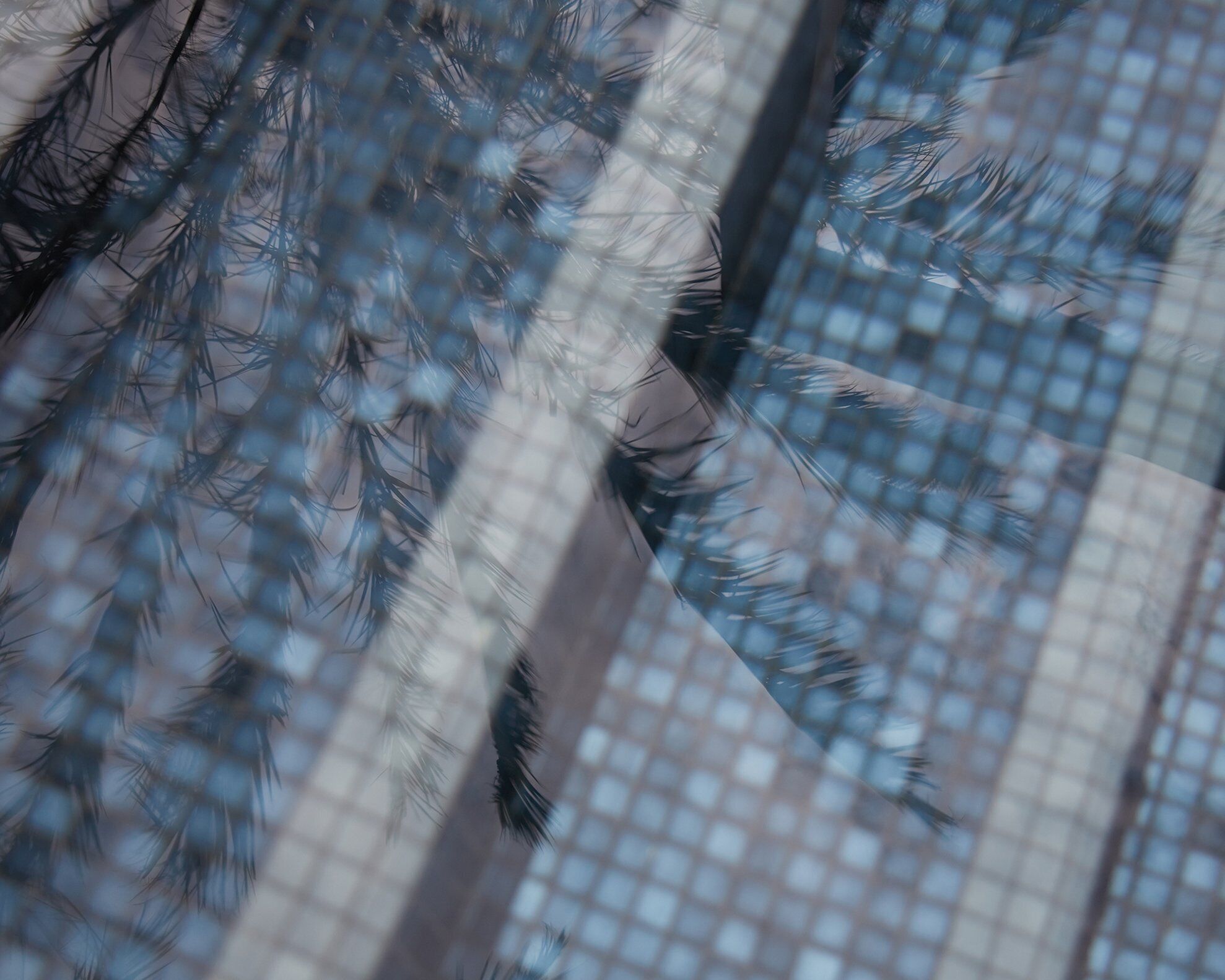 Um close-up de uma superfície texturizada com um padrão semelhante a uma grade, possivelmente uma parede ou laminação.