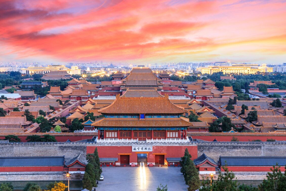 Un bâtiment traditionnel chinois à la façade symétrique, comportant plusieurs niveaux et une entrée centrale.