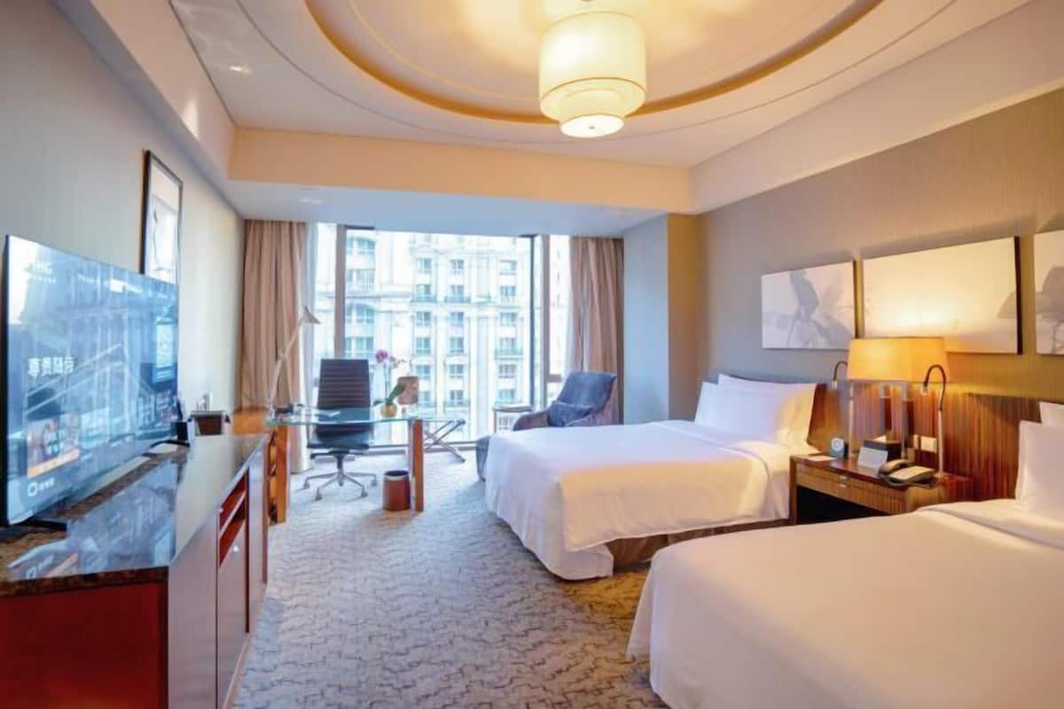 Premium bedding, free minibar items, in-room safe, desk