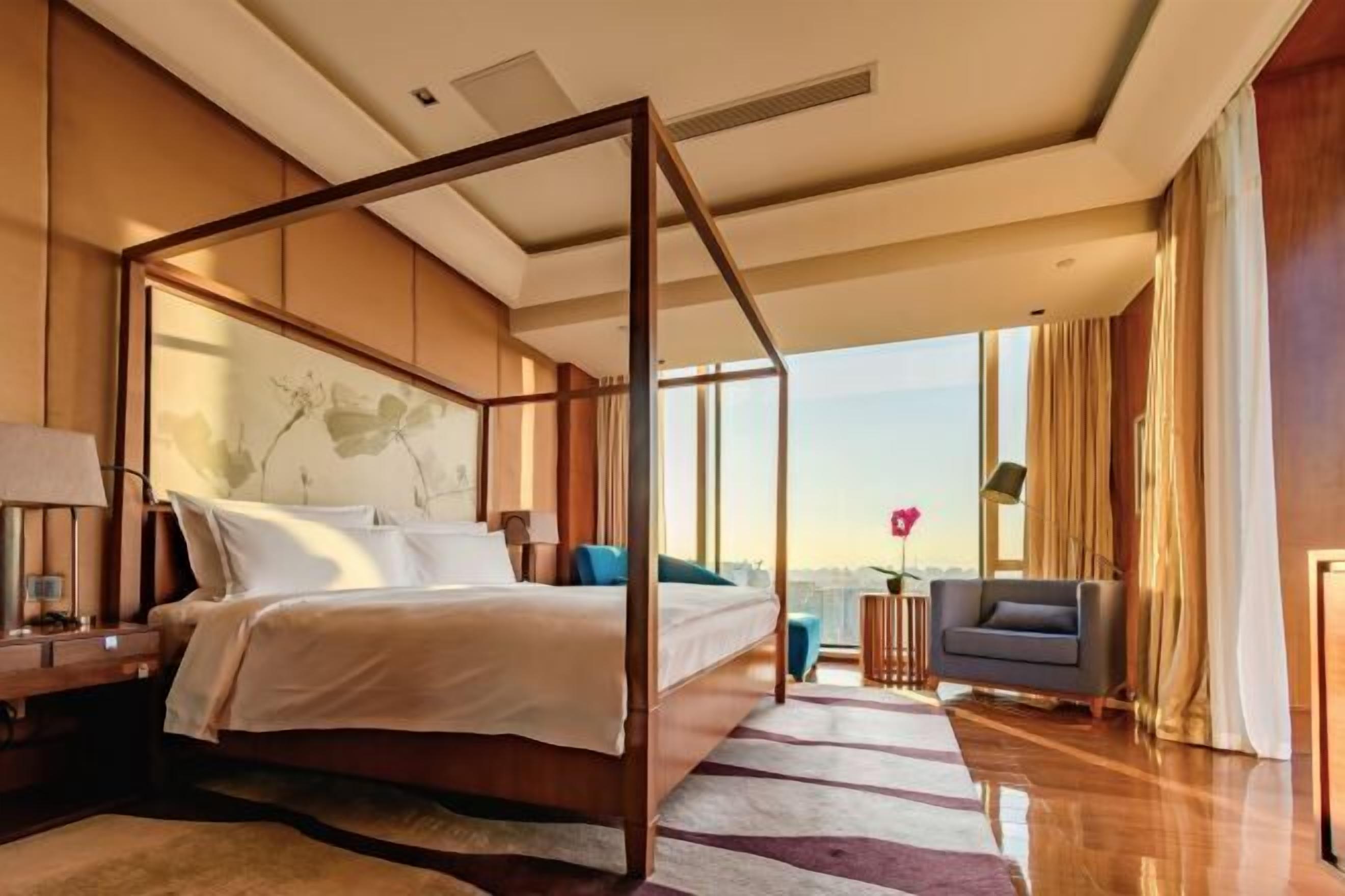 Premium bedding, free minibar items, in-room safe, desk