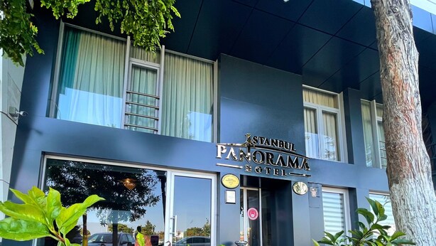 L’Istanbul Panorama Hotel se distingue par son extérieur moderne, avec sa façade contemporaine, ses grandes fenêtres et son entrée bien visible.