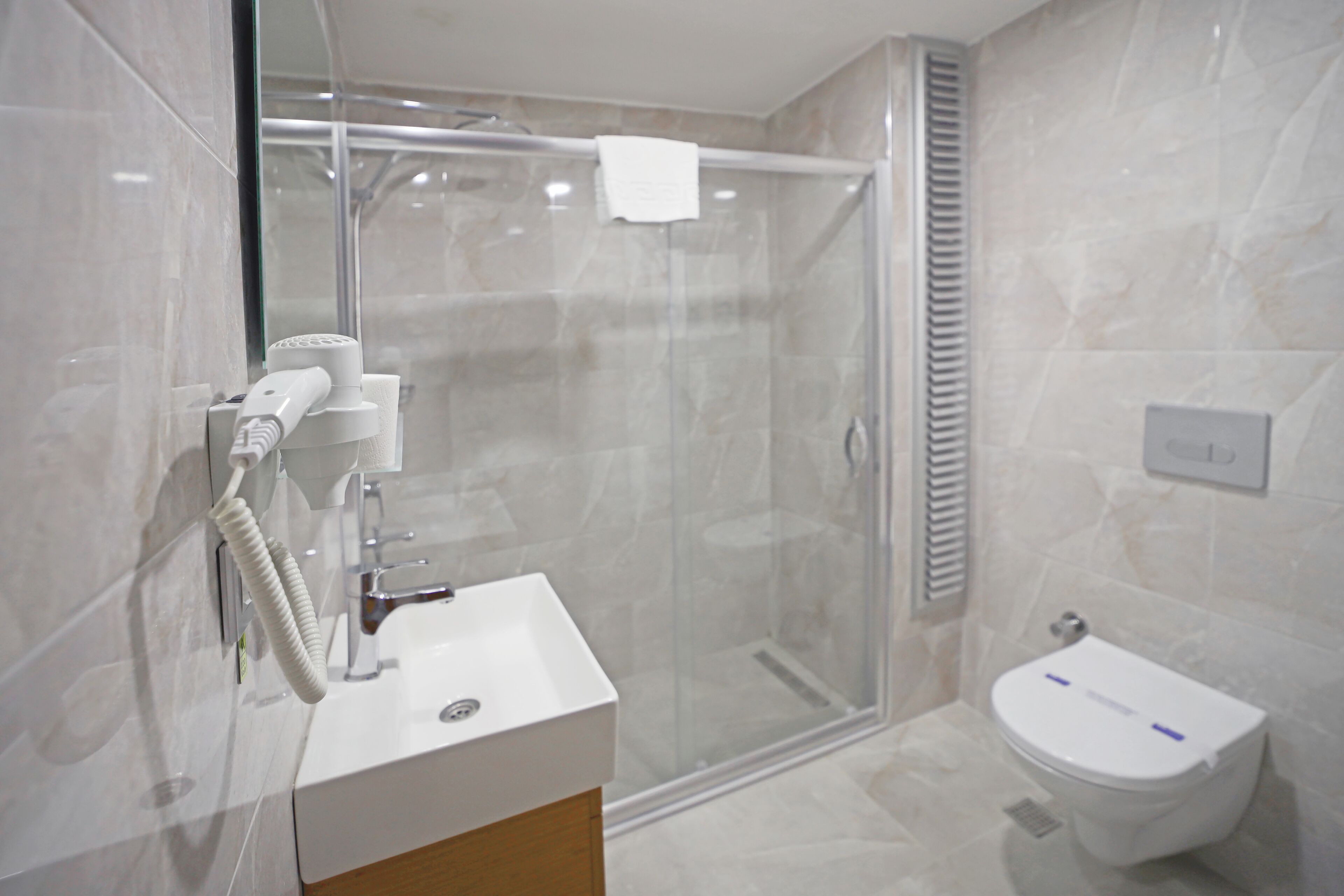 shower, rainfall showerhead, free toiletries, hair dryer