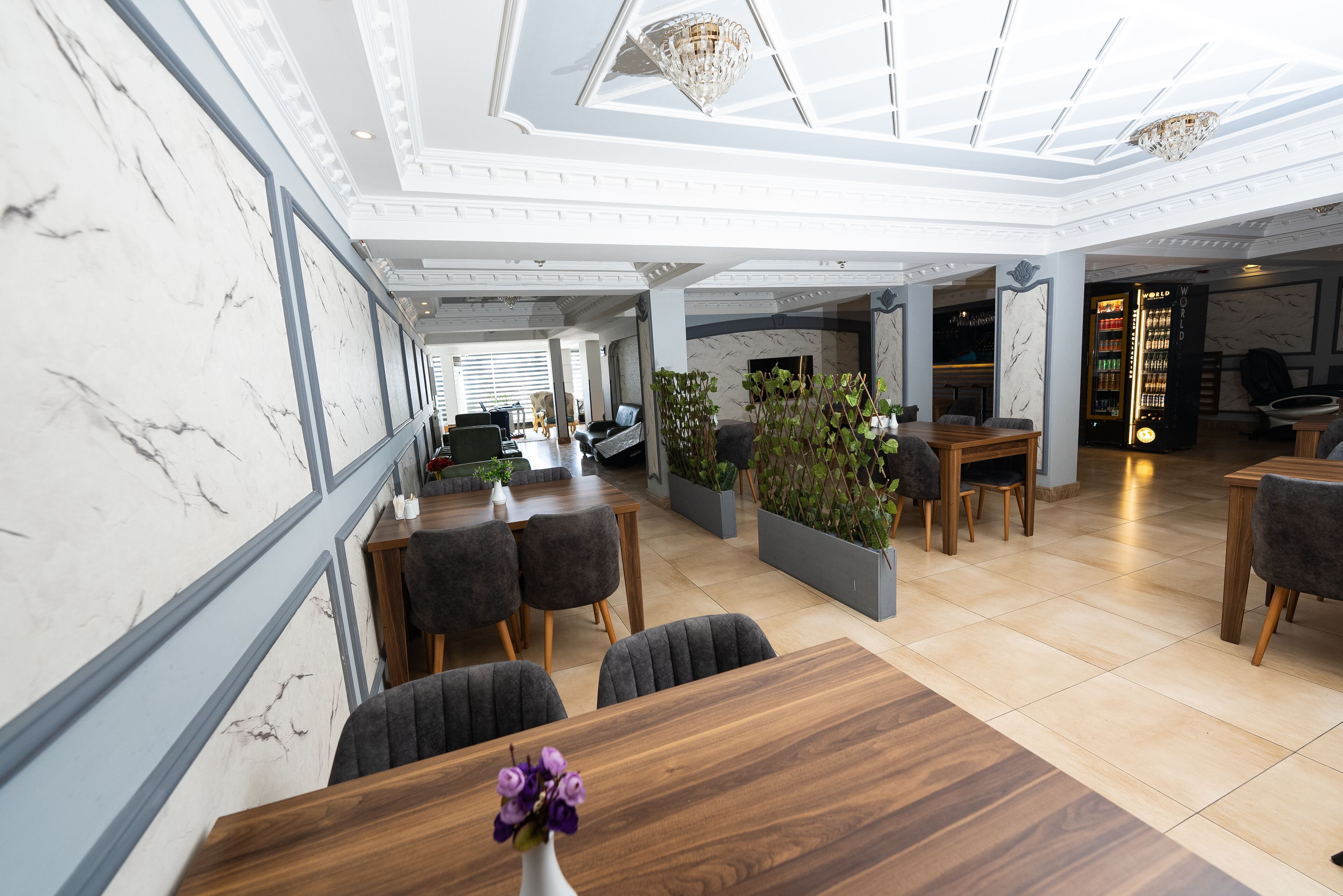 breakfast, lunch, dinner served; international cuisine