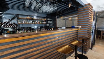 2 bars/lounges
