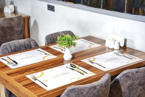 Breakfast, lunch, dinner served; international cuisine  - İstanbul Panorama Hotel (Istanbul)