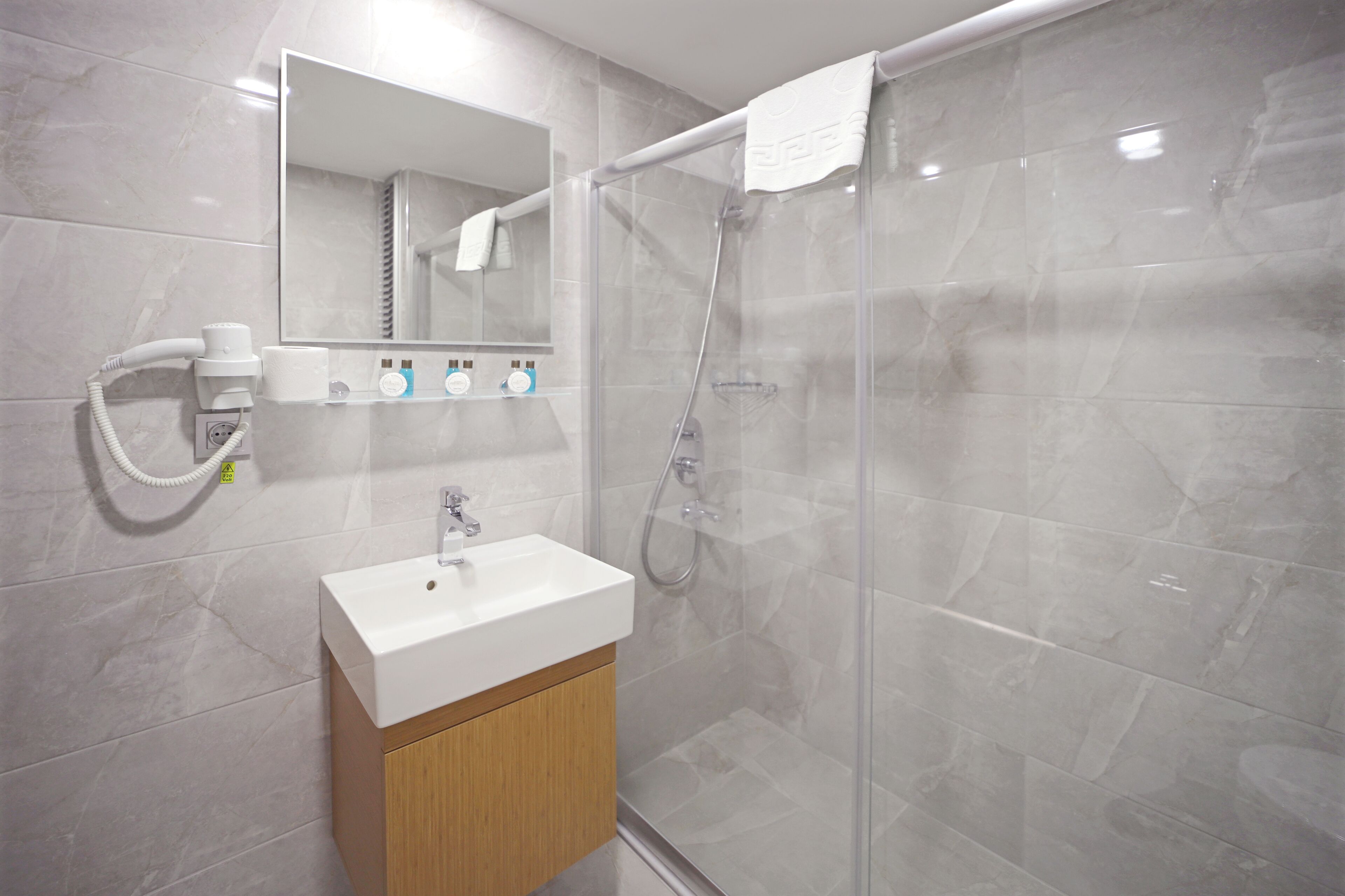 shower, rainfall showerhead, free toiletries, hair dryer