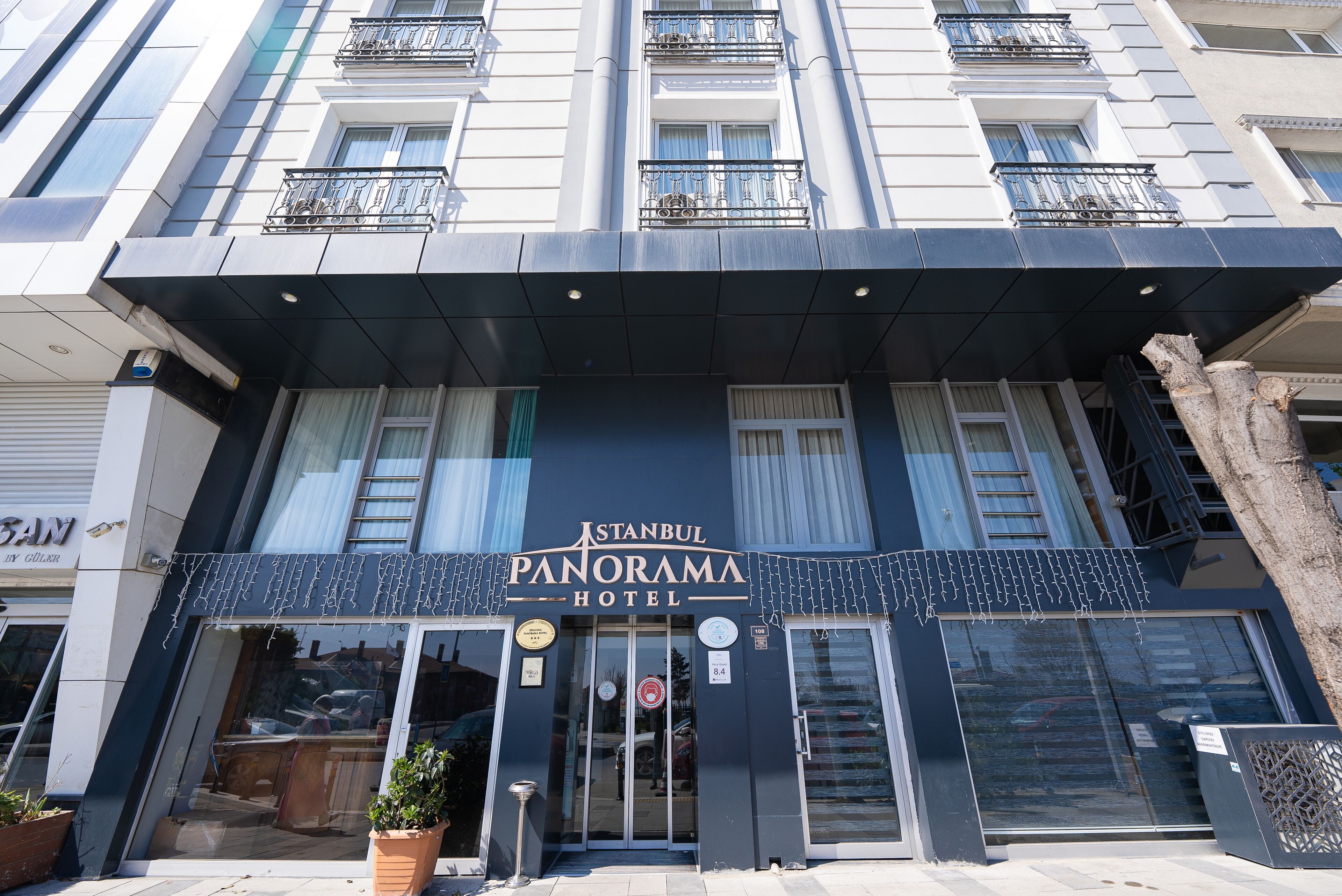 Fachada del Hotel Panorama de Estambul, con un diseño moderno, ventanas amplias y una entrada destacada.