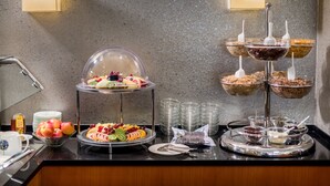 Una mesa de buffet con diferentes alimentos y utensilios.