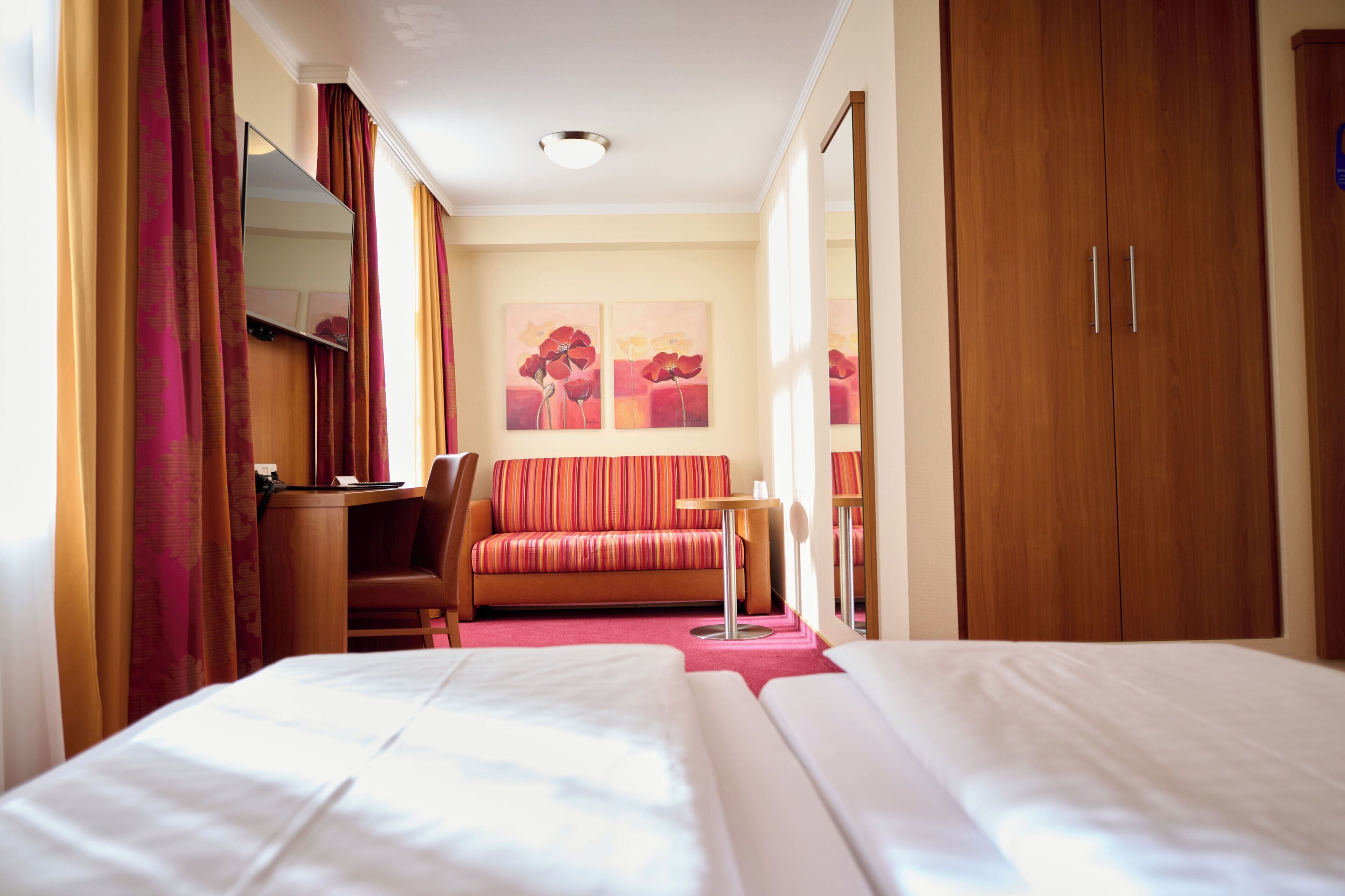 Comfort Triple Room | Hypo-allergenic bedding, in-room safe, desk, blackout drapes