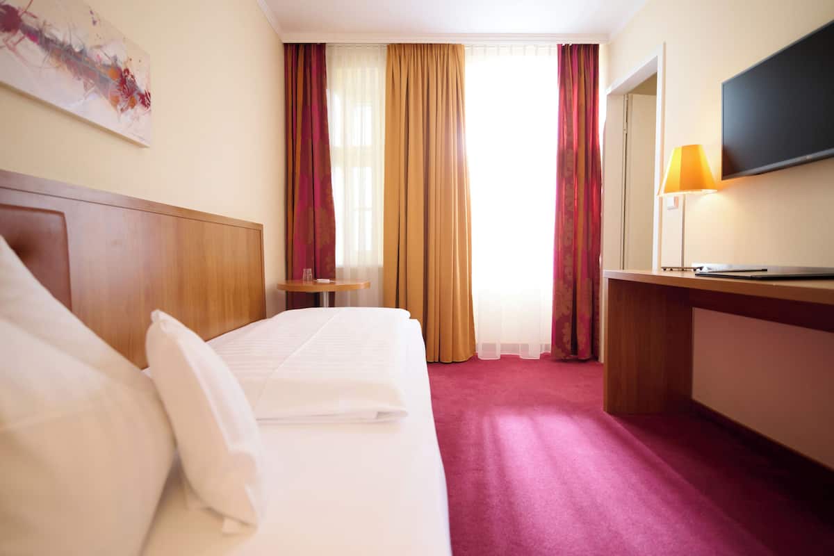 Economy Single Room, 1 Twin Bed | Hypo-allergenic bedding, in-room safe, desk, blackout drapes