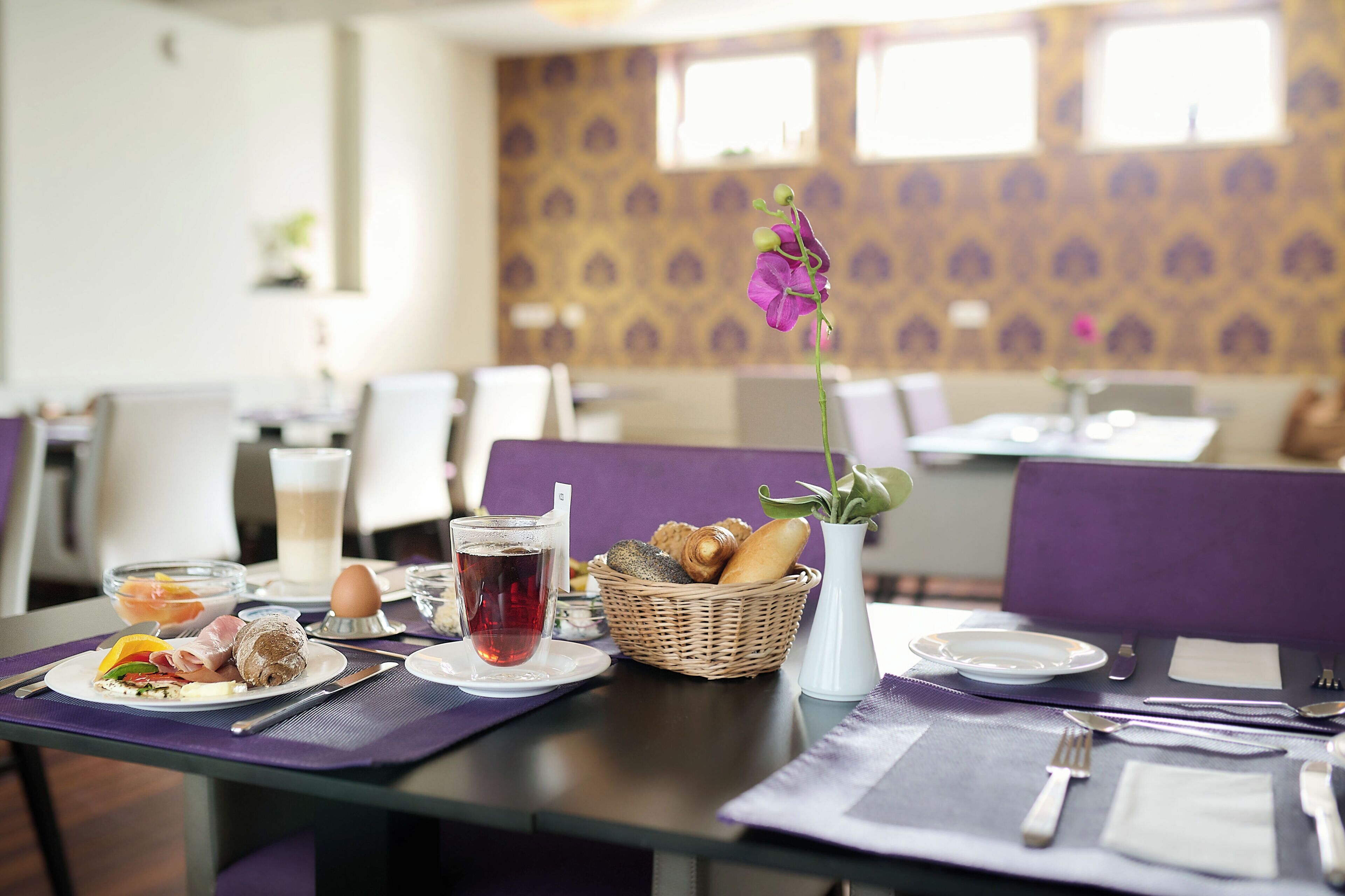 每日供应自助式早餐（每人 EUR 9）