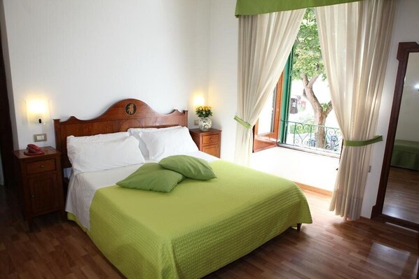 1 quarto, frigobar, cofres nos quartos, escrivaninha