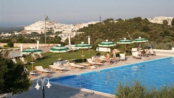 Piscine extérieure (ouverte en saison)