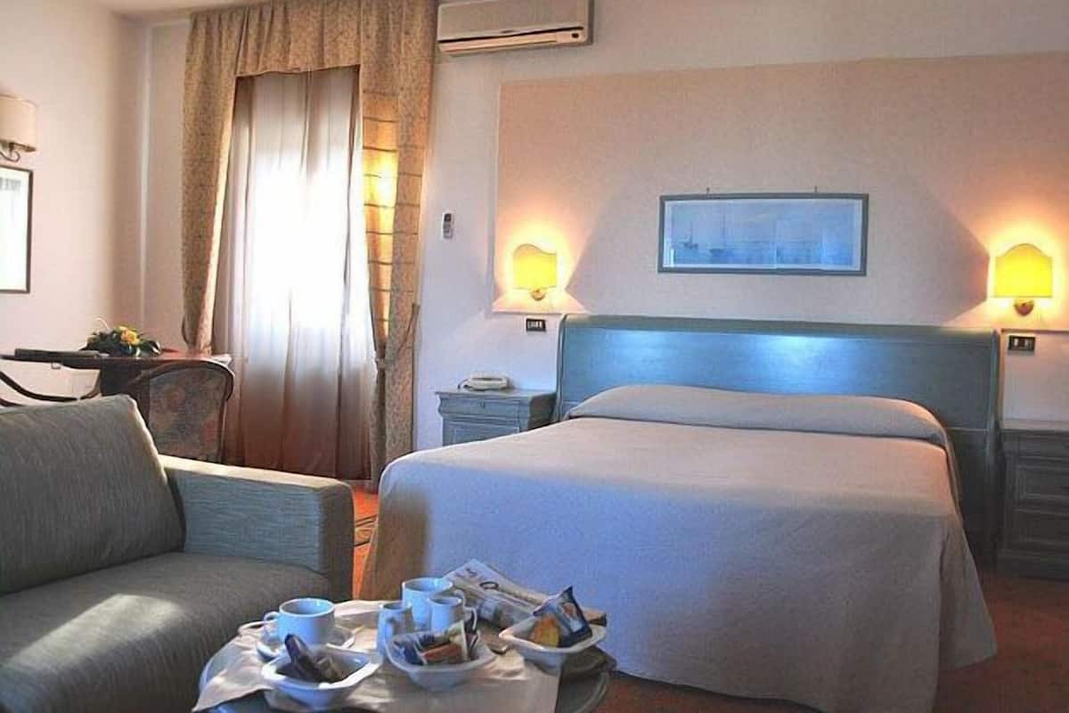 Minibar, caja de seguridad en la habitación, escritorio y cunas