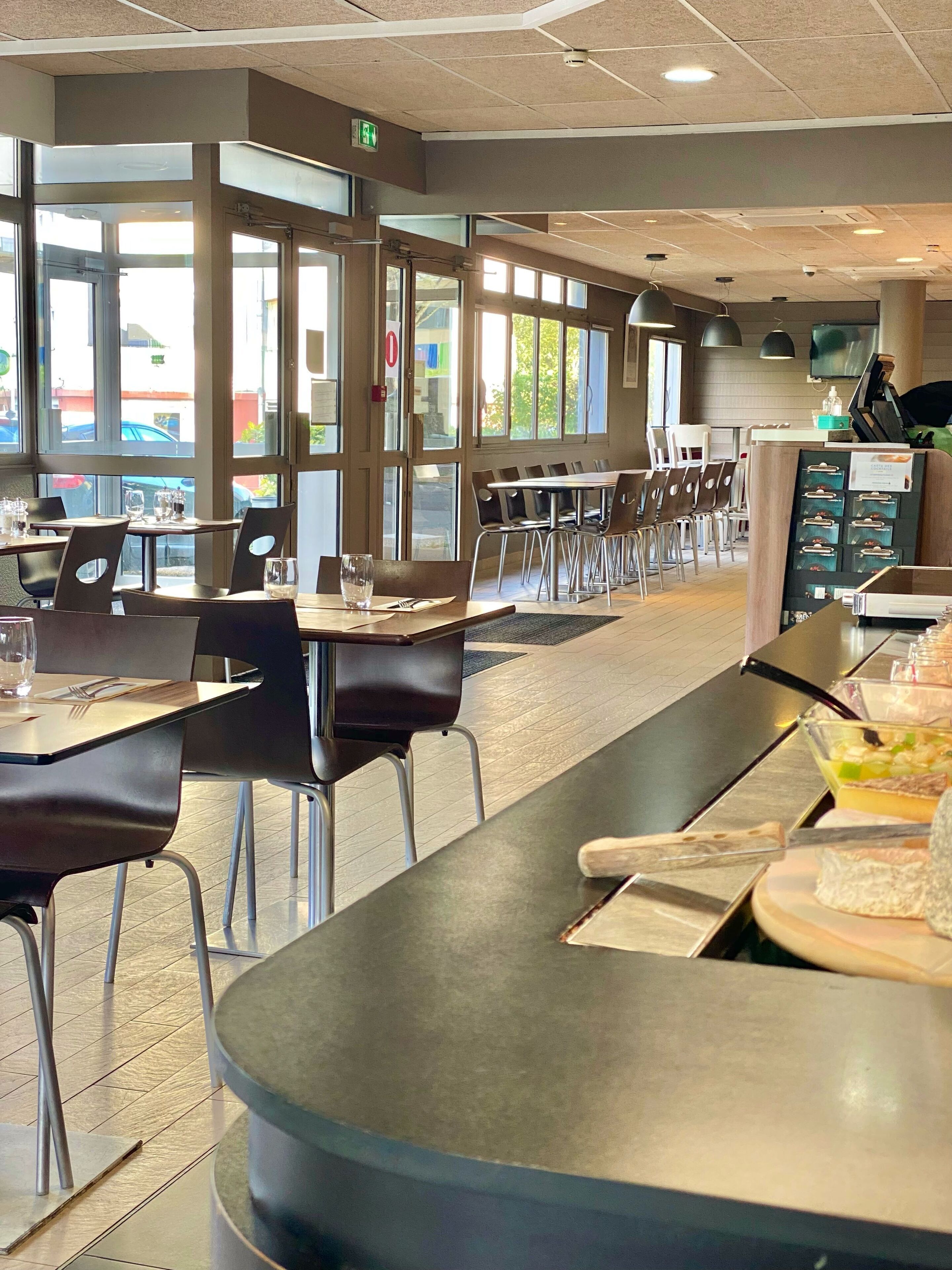 Breakfast, lunch, dinner served; French cuisine 