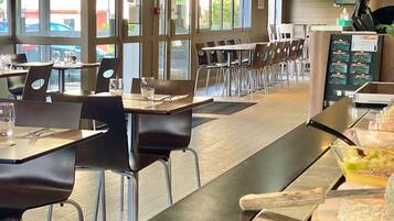 Se sirven desayunos, comidas, cenas y cocina francesa