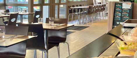 Se sirven desayunos, comidas, cenas y cocina francesa